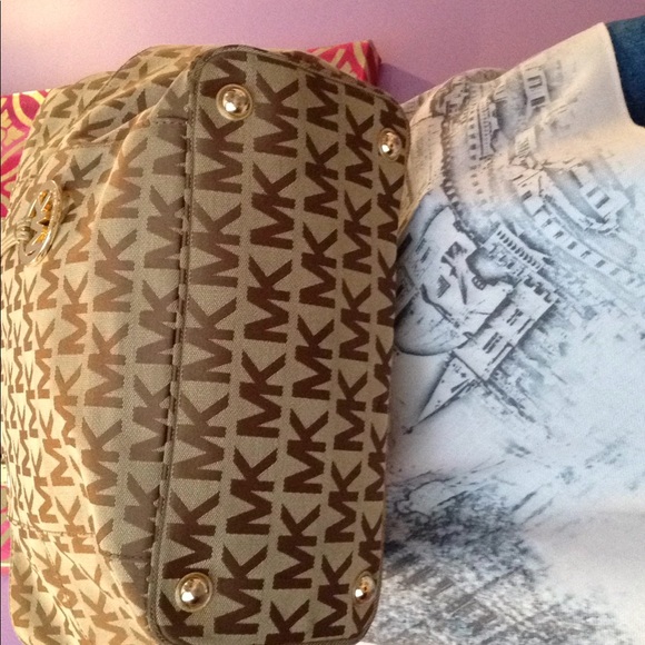 Micheal kors handbag-authentic-almost new - Picture 6 of 6